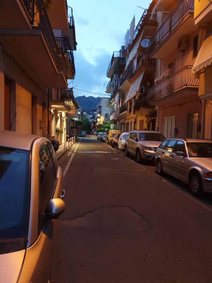 Chiara Naxos Apartment จีอาร์ดีนี นักซอส ภายนอก รูปภาพ